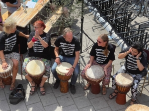 Djembé-spelers van muziekschool Natuurlijk Ritme opgetrommeld