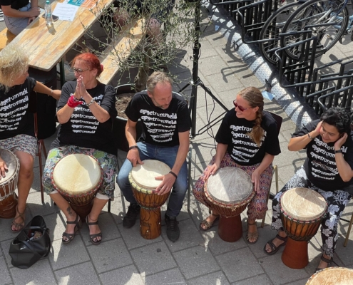 Djembé-spelers van muziekschool Natuurlijk Ritme opgetrommeld
