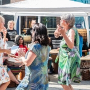 dansende dames bij Opgetrommeld