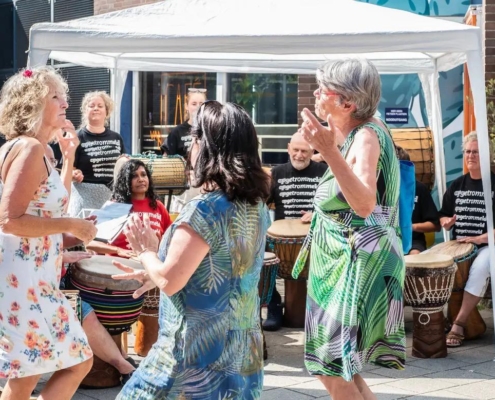 dansende dames bij Opgetrommeld