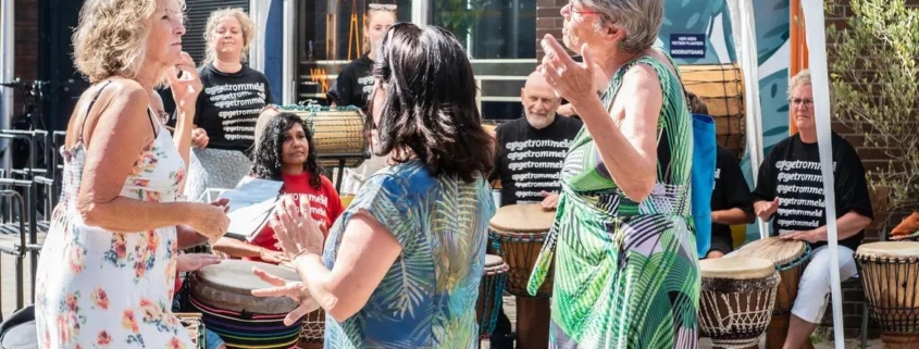 dansende dames bij Opgetrommeld
